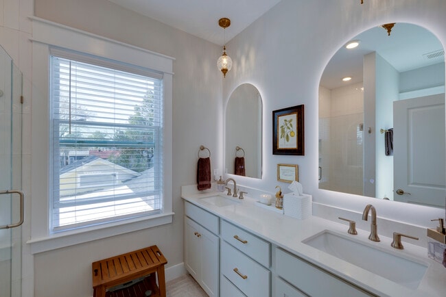 Building Photo - 615 E 33rd St