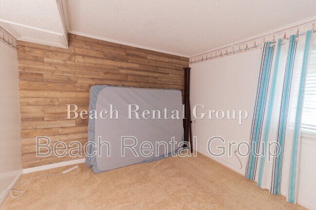 Building Photo - 609 Hillside Dr S