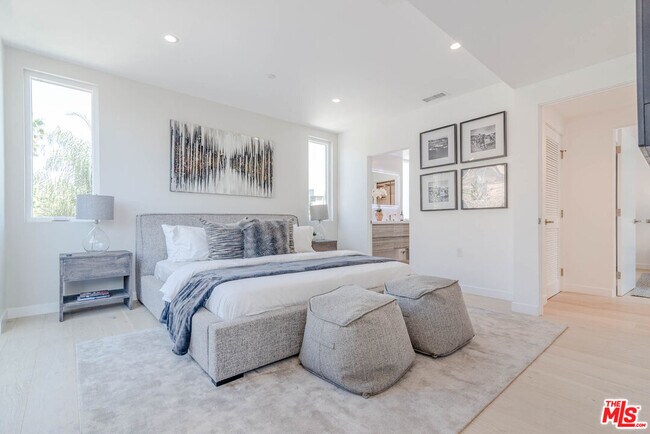 Building Photo - 1214 N Sycamore Ave