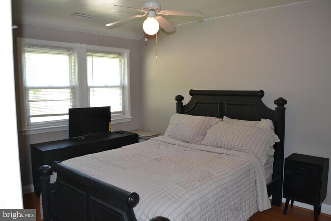 Building Photo - 5153 Frederick Ave