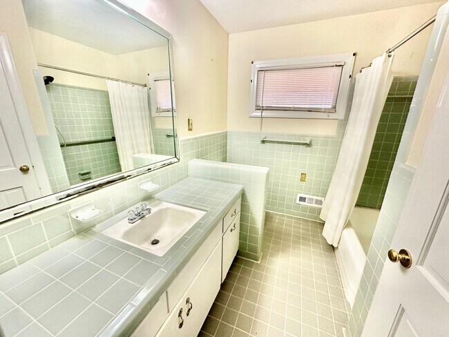 Building Photo - 952 Hawthorne Ln