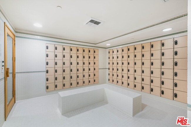 Building Photo - 13600 Marina Pointe Dr