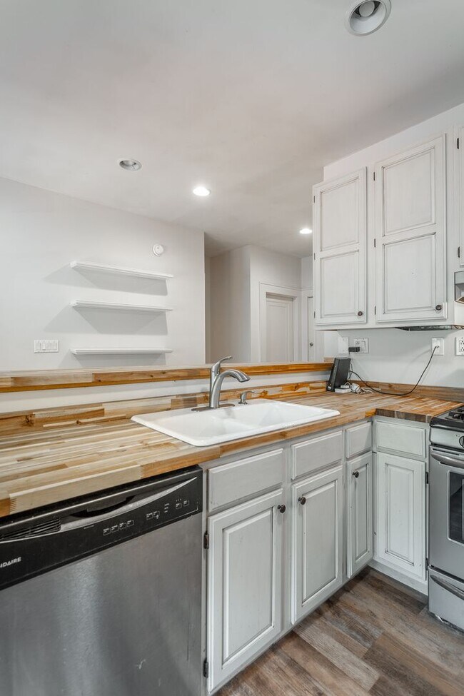 Building Photo - 2 Bedroom Home in North Chattanooga