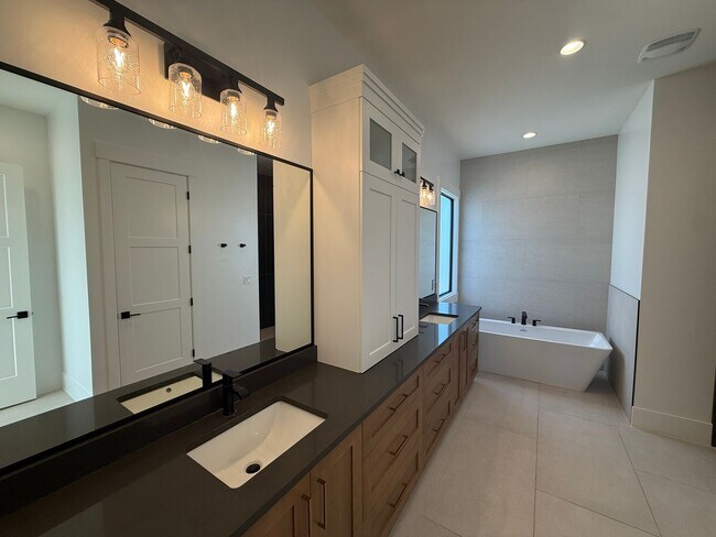 Building Photo - Gorgeous 5 bed 3.5 bath in Desert Canyons