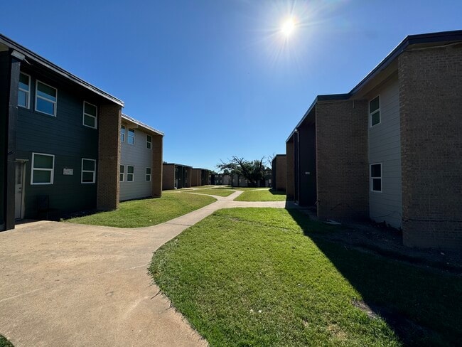 Building Photo - Belle Oaks Apartments