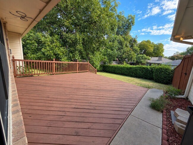 Building Photo - 520 Sumac Pl