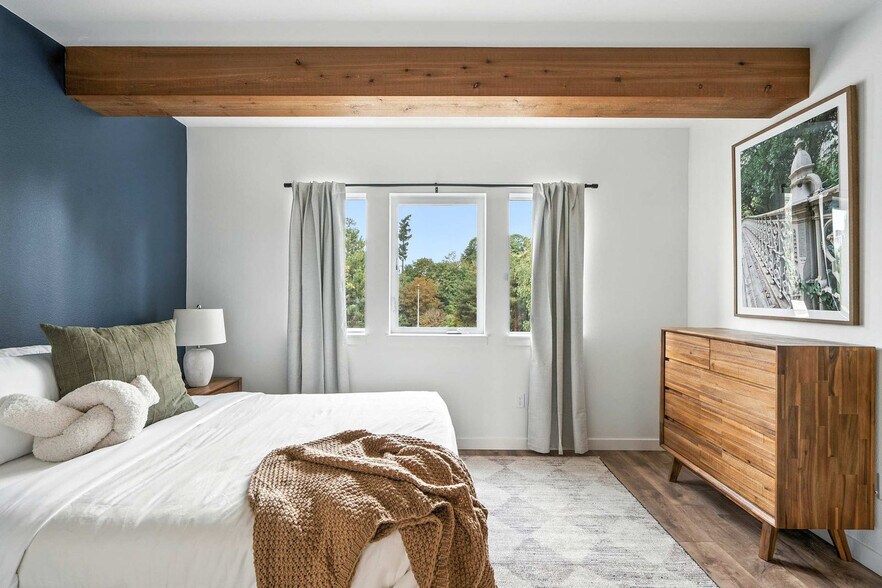 Building Photo - 925 NE 23rd Ave