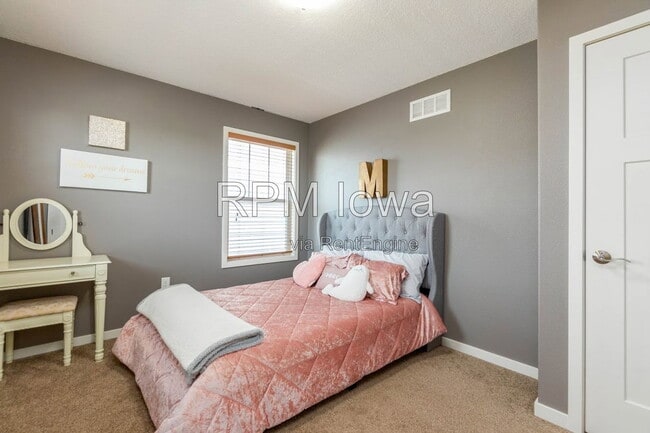 Building Photo - 1651 SW Arlan Dr