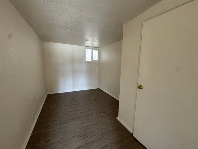 Building Photo - Small 2 bedroom 1 bath