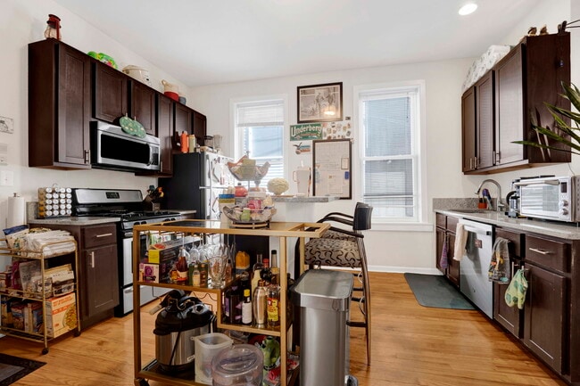 Building Photo - 1903 W Dickens Ave