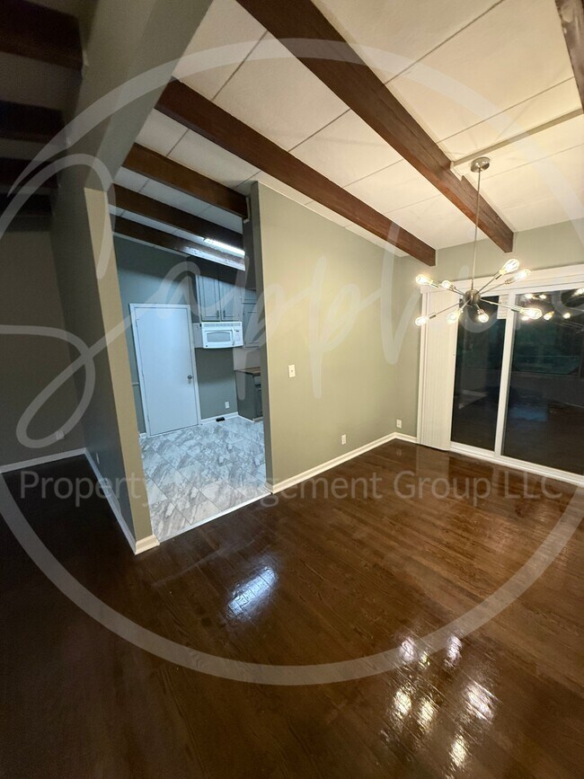 Building Photo - 2815 S Collin Ave