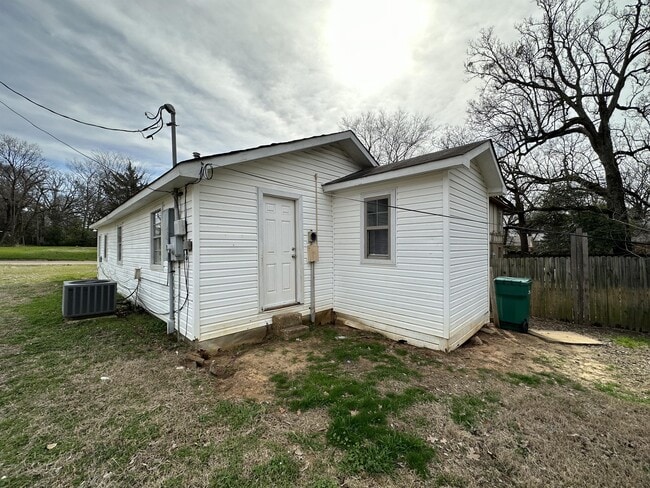 Building Photo - 3815 Pine St