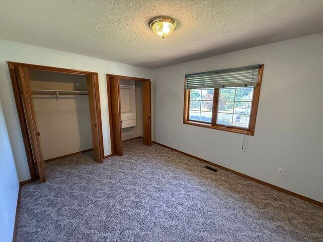Building Photo - 460 SE Conifer Pl
