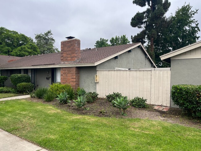 Building Photo - 2 Bedroom, Single Story Condo With A/C!