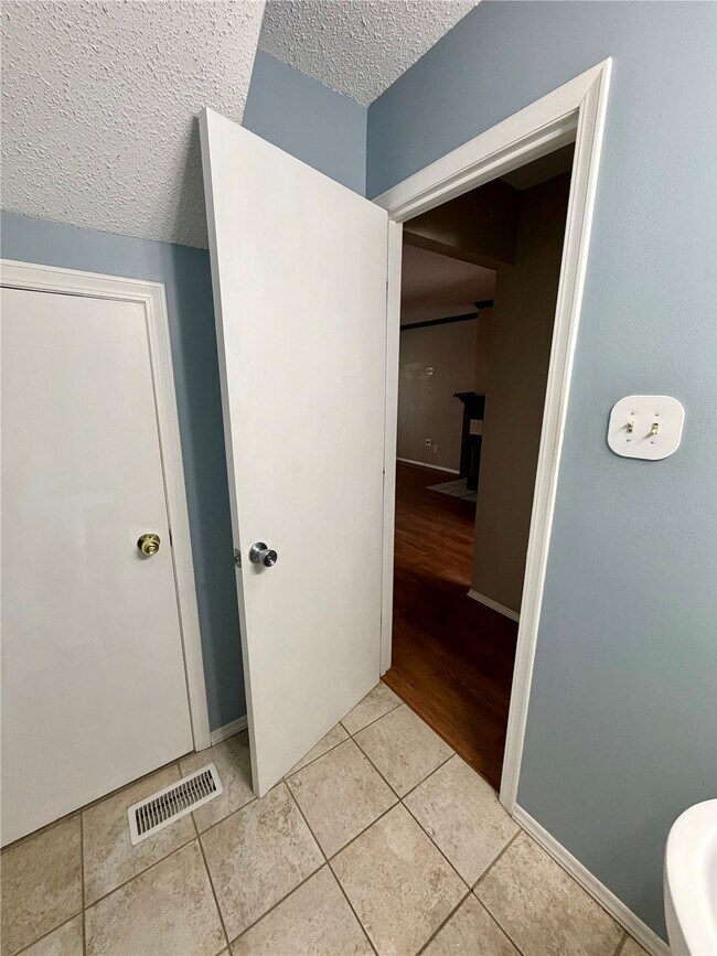 Building Photo - 895 Delray Dr