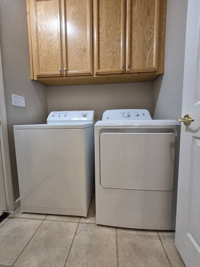 Building Photo - Now Leasing!! 3bd/2ba Gorgeous Single-Story Home Located In Roseville