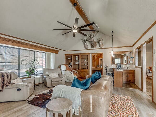 Building Photo - Fully Furnished Short Term Rental