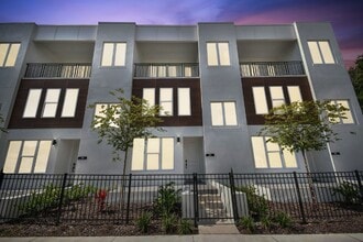 Building Photo - TAMPA HEIGHTS LUXURY TOWNHOME | 2,264 SQ FT | PRIVATE GARAGE | PET FRIENDLY | MINUTES TO ARMATURE...