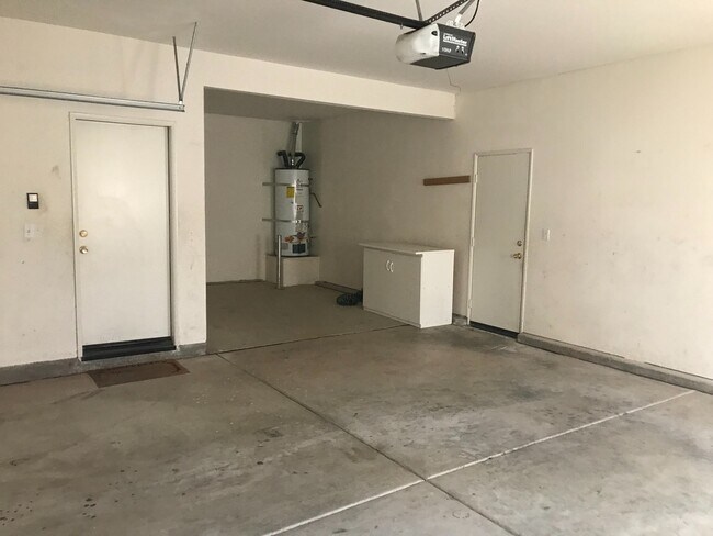 Building Photo - Spacious 5 bedroom with 3 car garage for rent