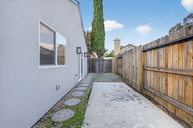 Building Photo - Bright & Spacious 3 Bed, 2 Bath Home – Must See!