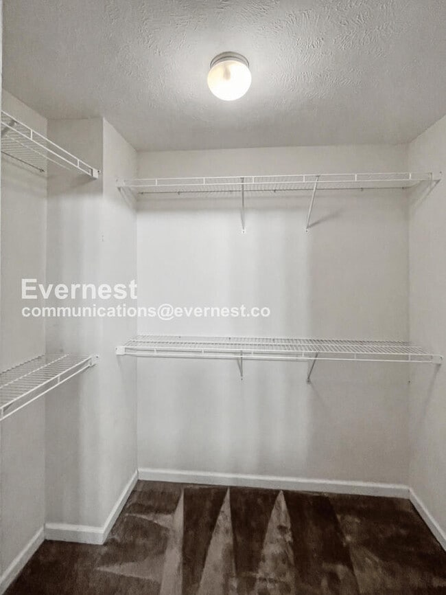 Building Photo - 142 Oak Valley Cir