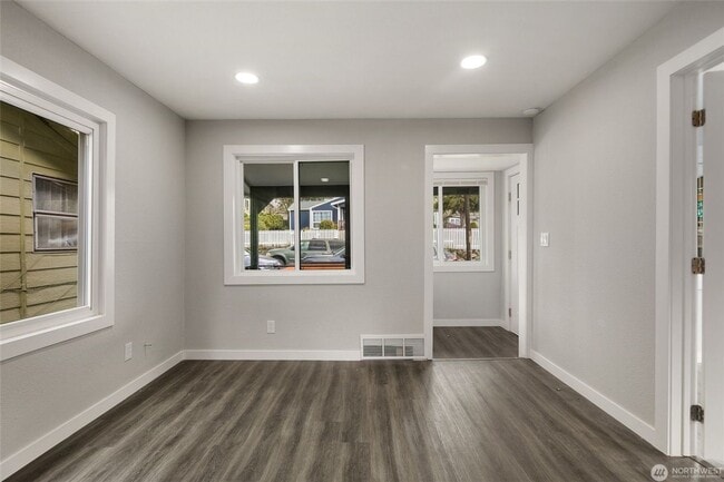 Building Photo - 5 Bedroom 2 Bathroom House with Large Lot