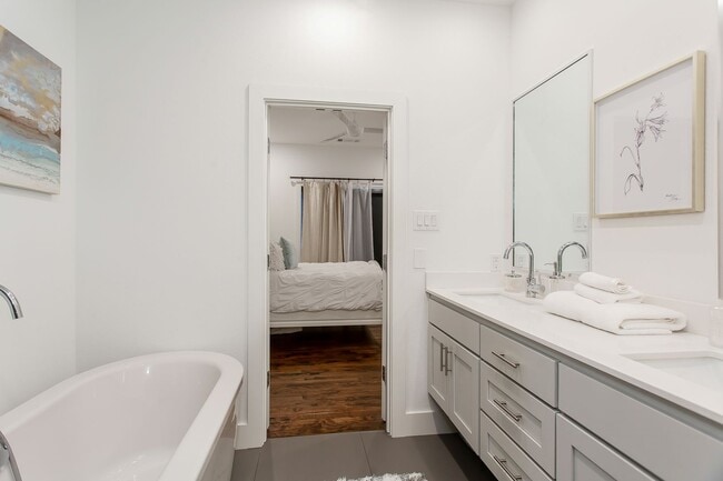 Building Photo - Modern 2 bed, 2.1 Bath townhome, walking distance to Greenville Ave