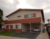 Building Photo - 2304 W Oak St