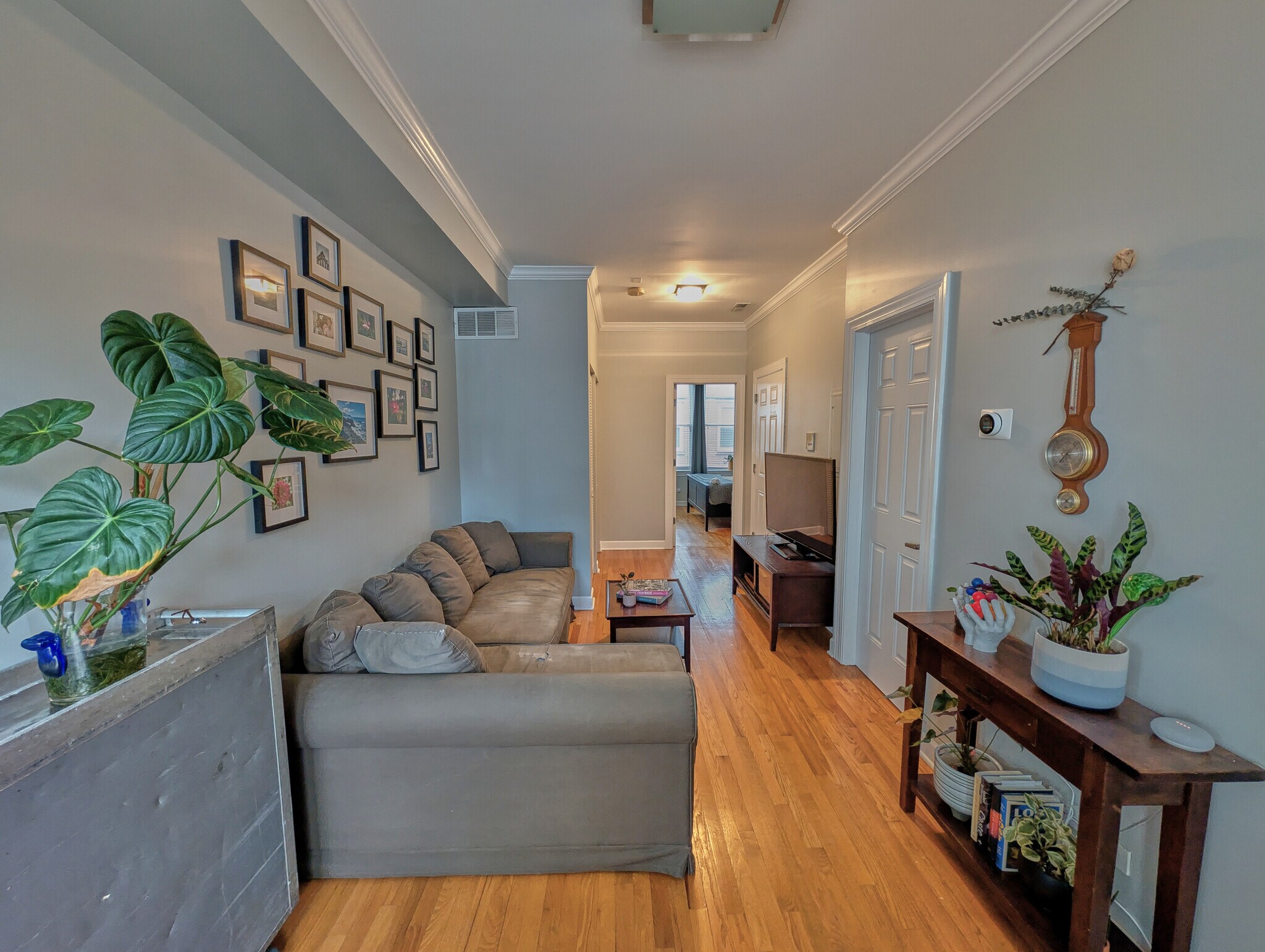 Building Photo - 534 1/2 W Belmont Ave