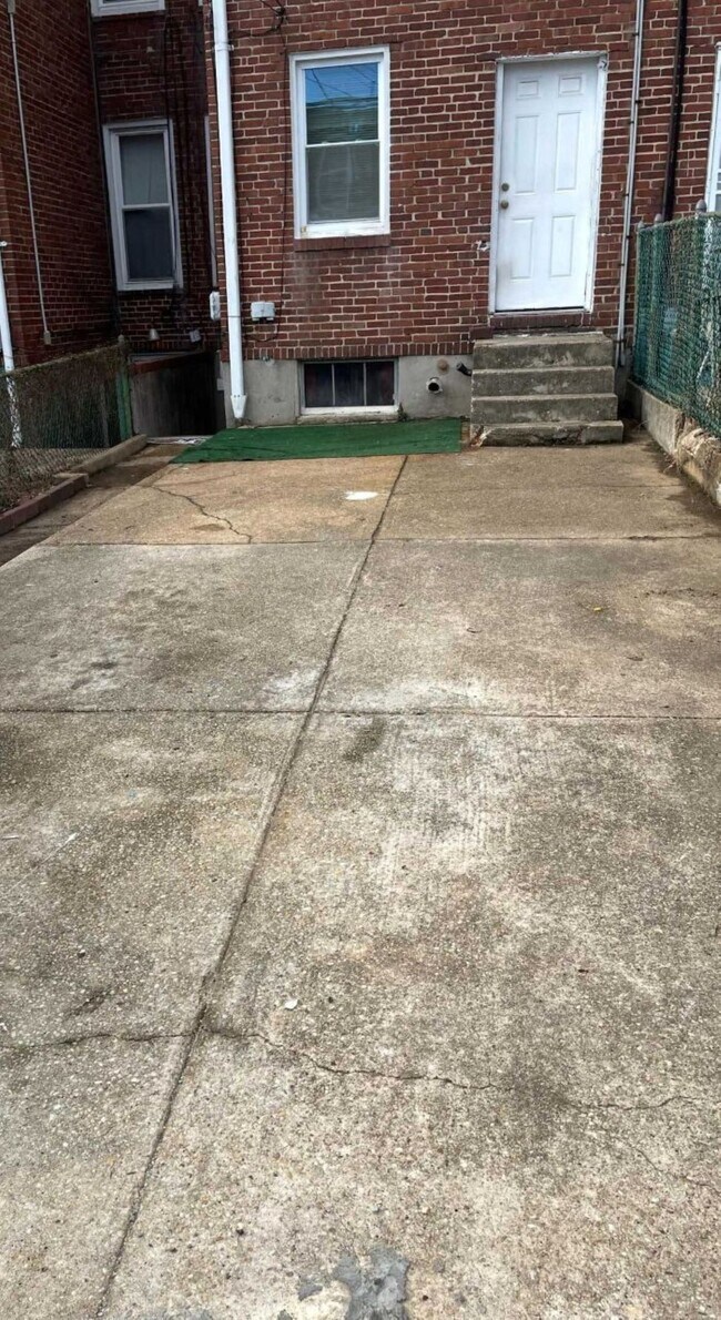 Building Photo - 419 Gusryan St