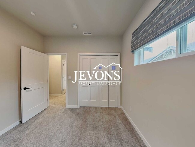 Building Photo - Coming soon! Modern Townhome Living in Prime Issaquah Location