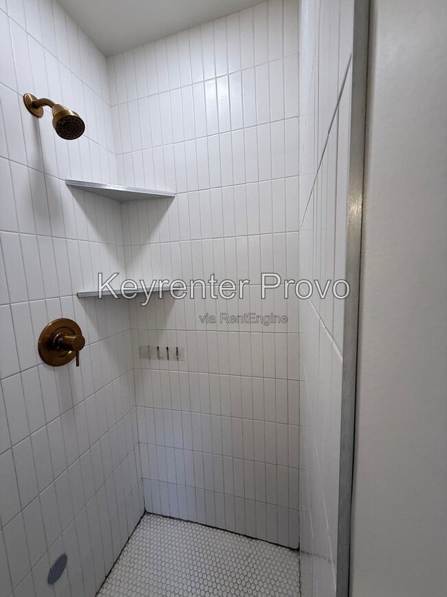 Building Photo - 153 200 S