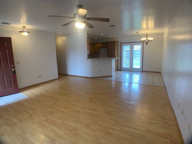 Building Photo - Moore 3 Bed 2 Bath