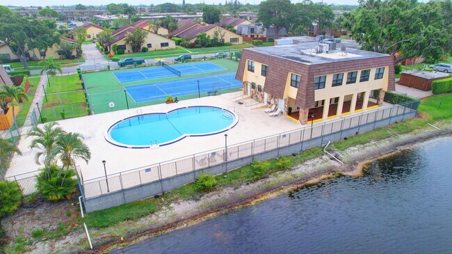Building Photo - 744 Springdale Cir
