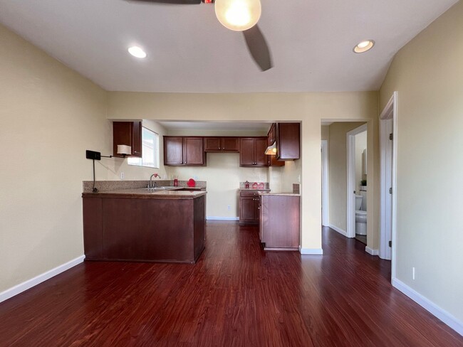 Building Photo - **5886 Lemon Ave Long Beach** 2 Bedroom 1 ...