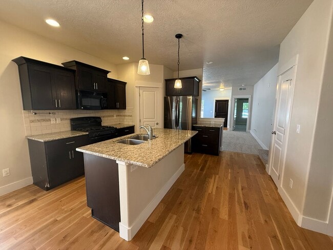 Building Photo - Spacious 3 Bedroom Home with Main-Level Primary Suite in Greenbriar Commons