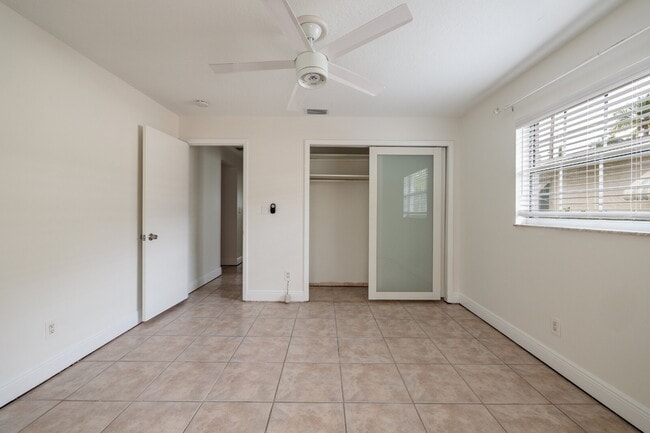 Building Photo - Charming single-family home nestled in des...