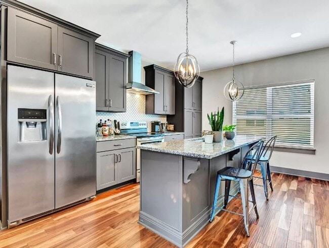 Building Photo - 3BR/3.5BA, Three story Townhome in the Nat...