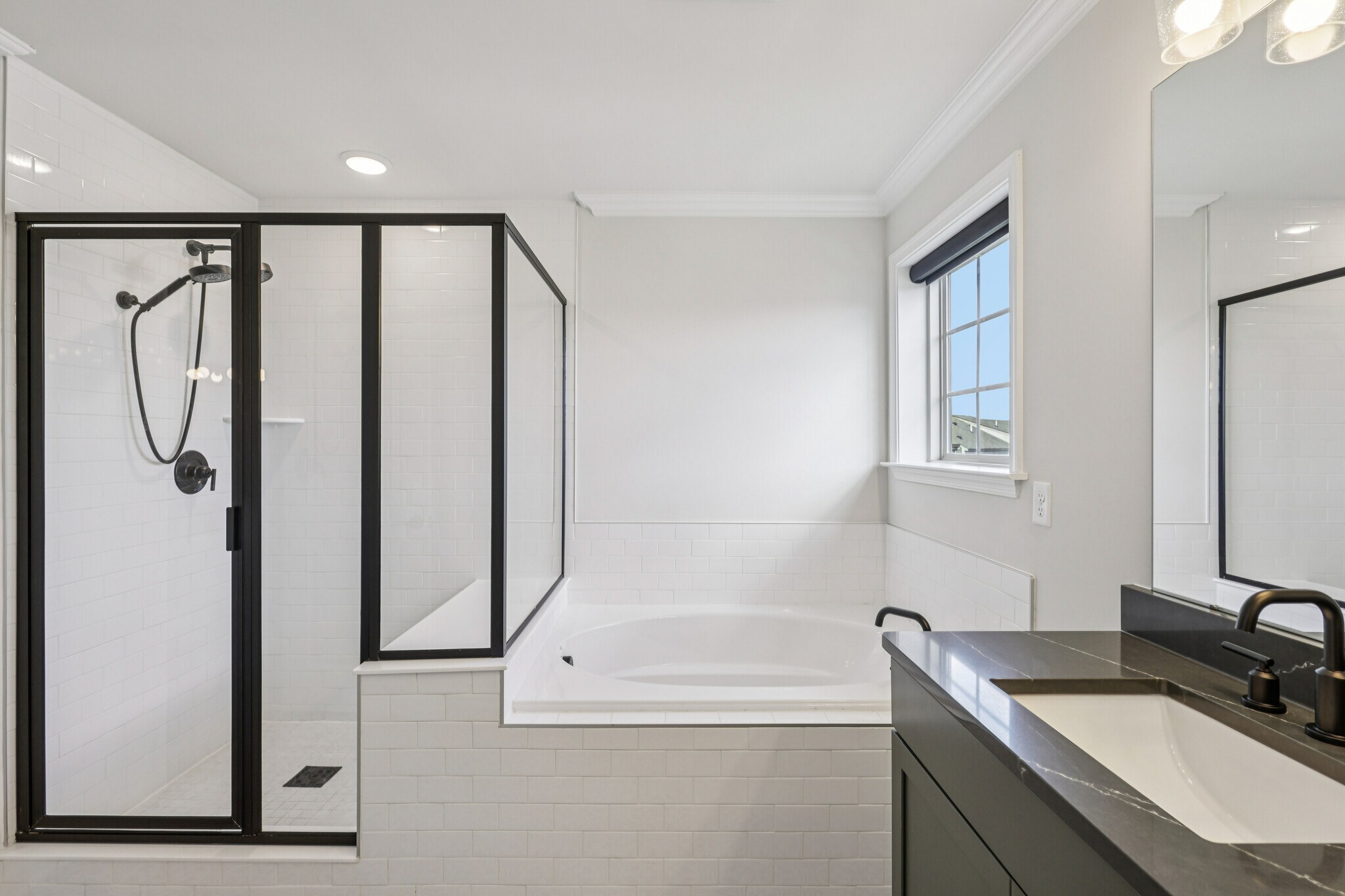 Building Photo - 21 Dahlia Dr