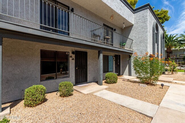 Building Photo - Old Town Scottsdale townhome- 2 bd 2 bath- W/D- Yard