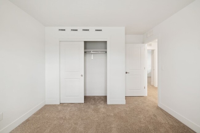 Building Photo - Move-In Ready Elegance - 4 Bedrooms! Pet Friendly!