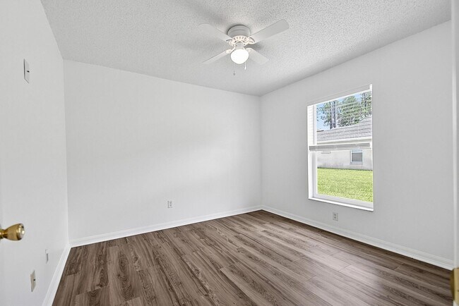 Building Photo - 15 Renmont Ct