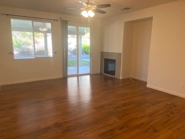 Building Photo - Available 9/1 Single level home in Lincoln...