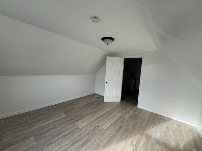 Building Photo - Large Home in Newport!