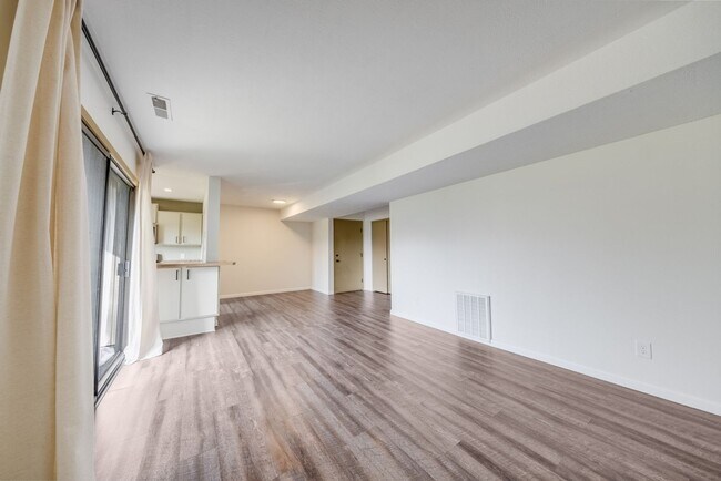 Building Photo - 2 bedroom 1 Bathroom Condo-