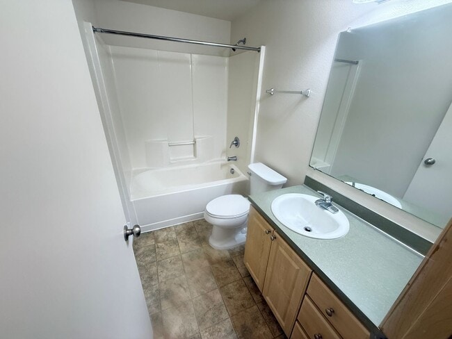 Building Photo - Updated 3 bedroom 2 bath house in Eugene!