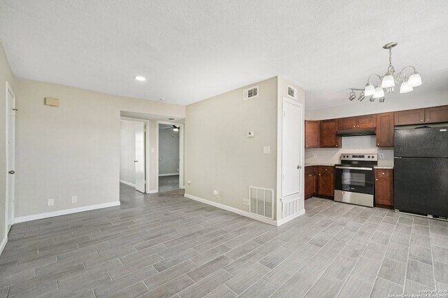 Building Photo - 10609 Starcrest Dr