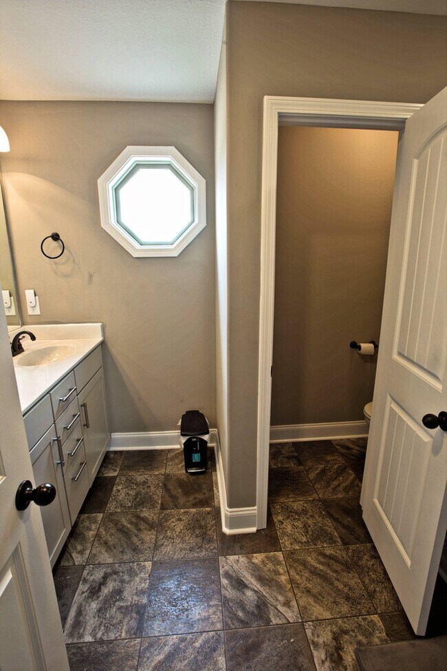 Building Photo - Fantastic 3 Bedroom Near Downtown!