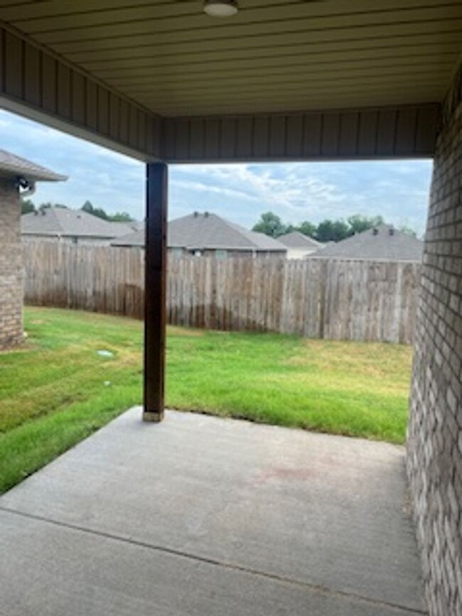 Building Photo - Three Bedroom / Two Bath Home