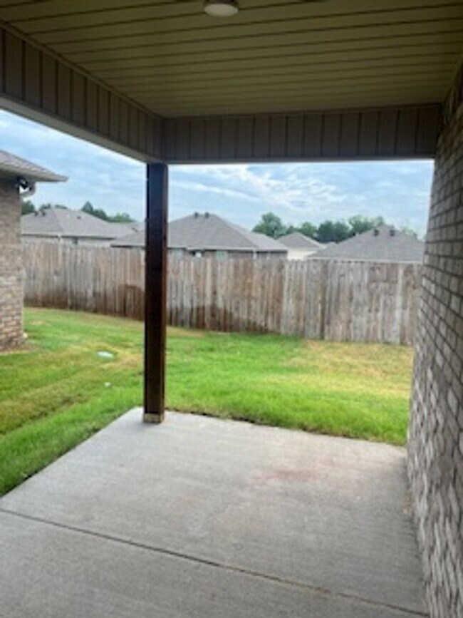 Building Photo - Three Bedroom / Two Bath Home/Two Car Garage/Fenced Backyard